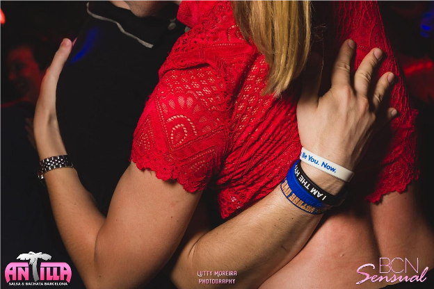 Pareja bailando kizomba abrazados