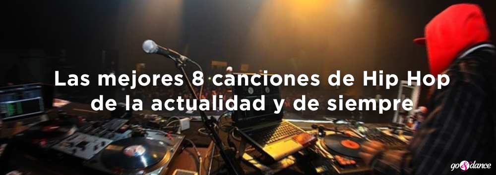 Dj pinchando canciones de hip hop en una discoteca