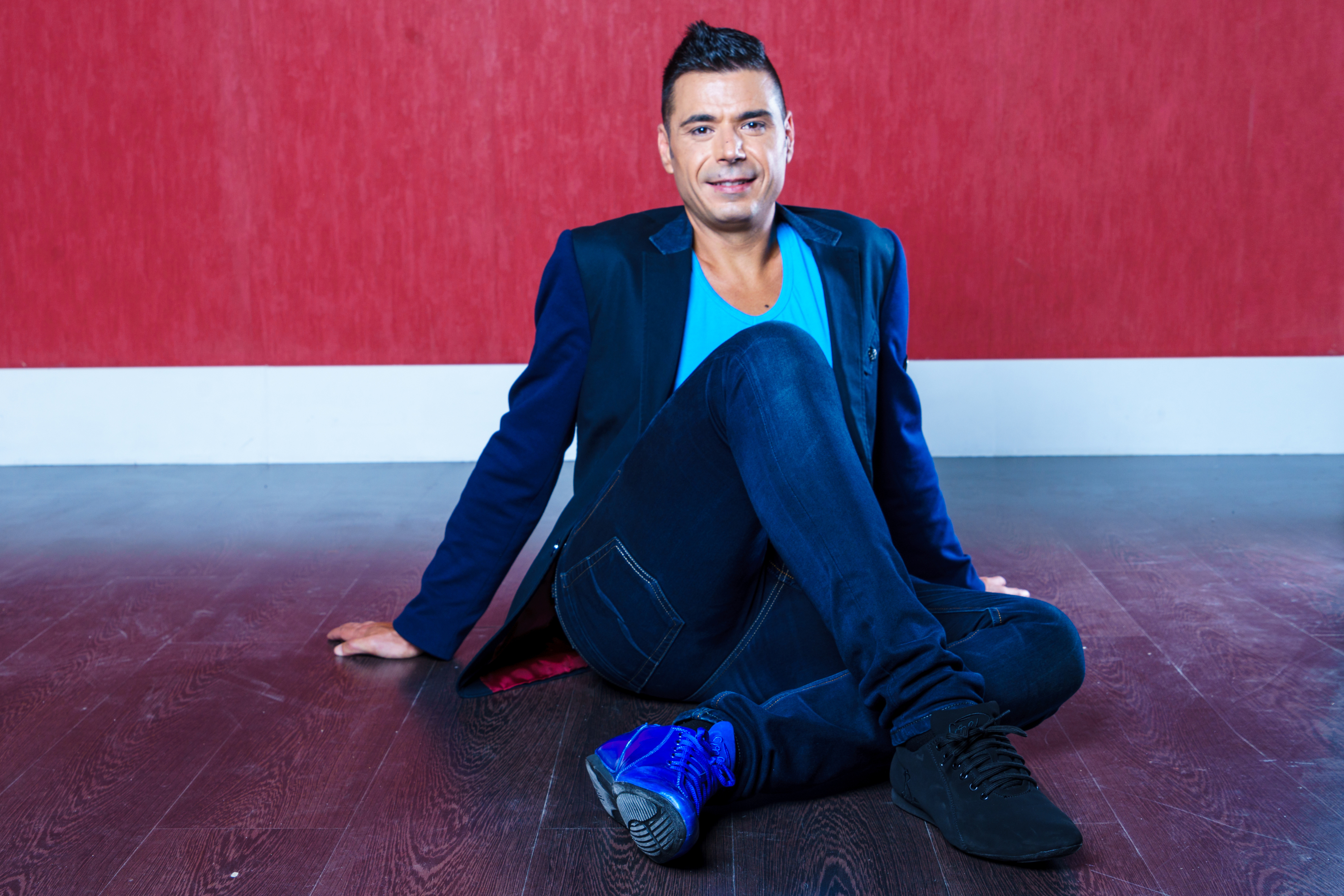 Alex Alberola bailarin de bachata sensual sentado