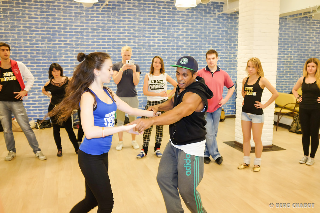bailarines aprendiendo a bailar zouk y haciendo pasos básicos en clase