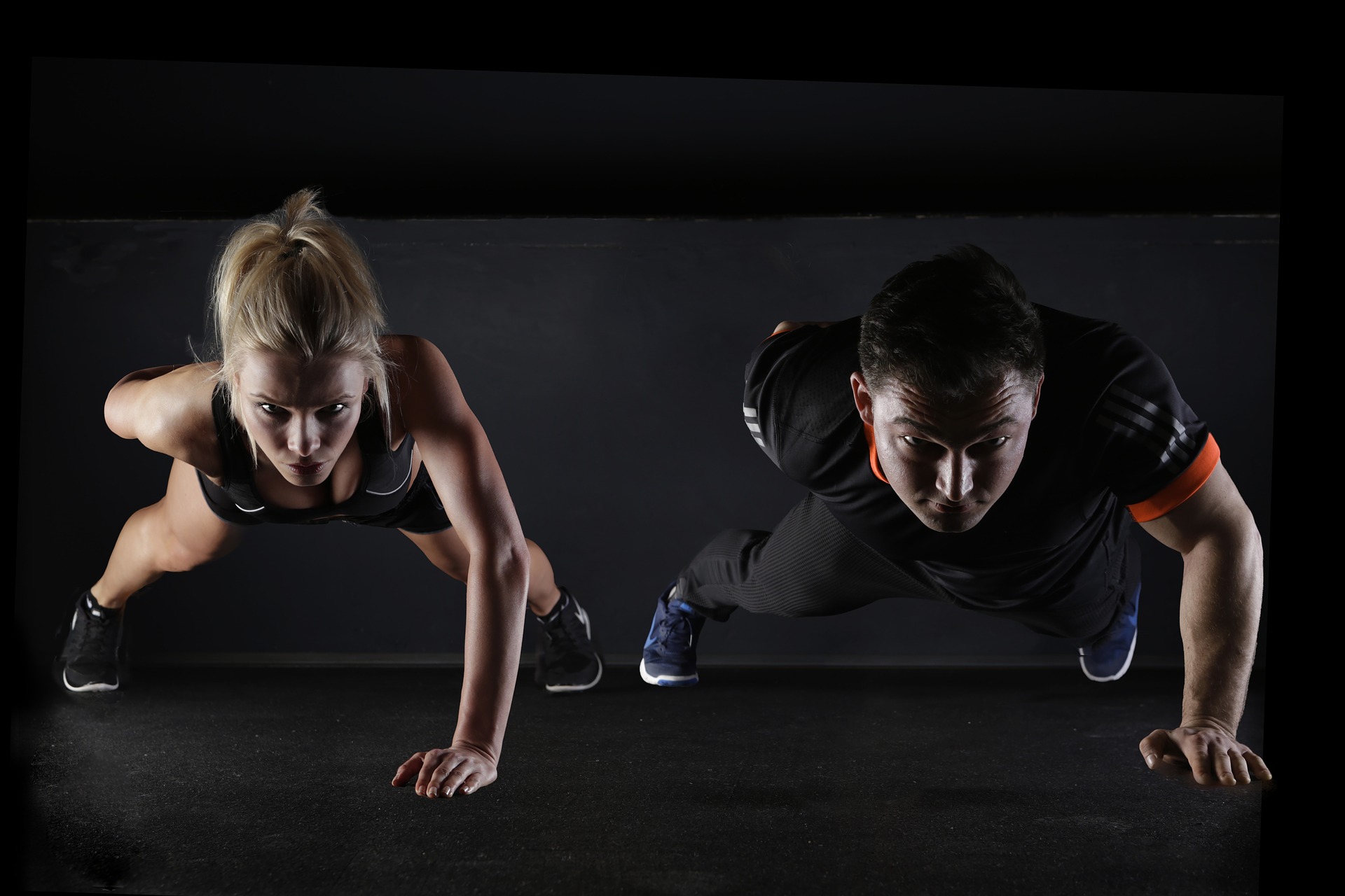 chico y chica haciendo ejercicios en el gimnasio para adelgazar y estar en forma