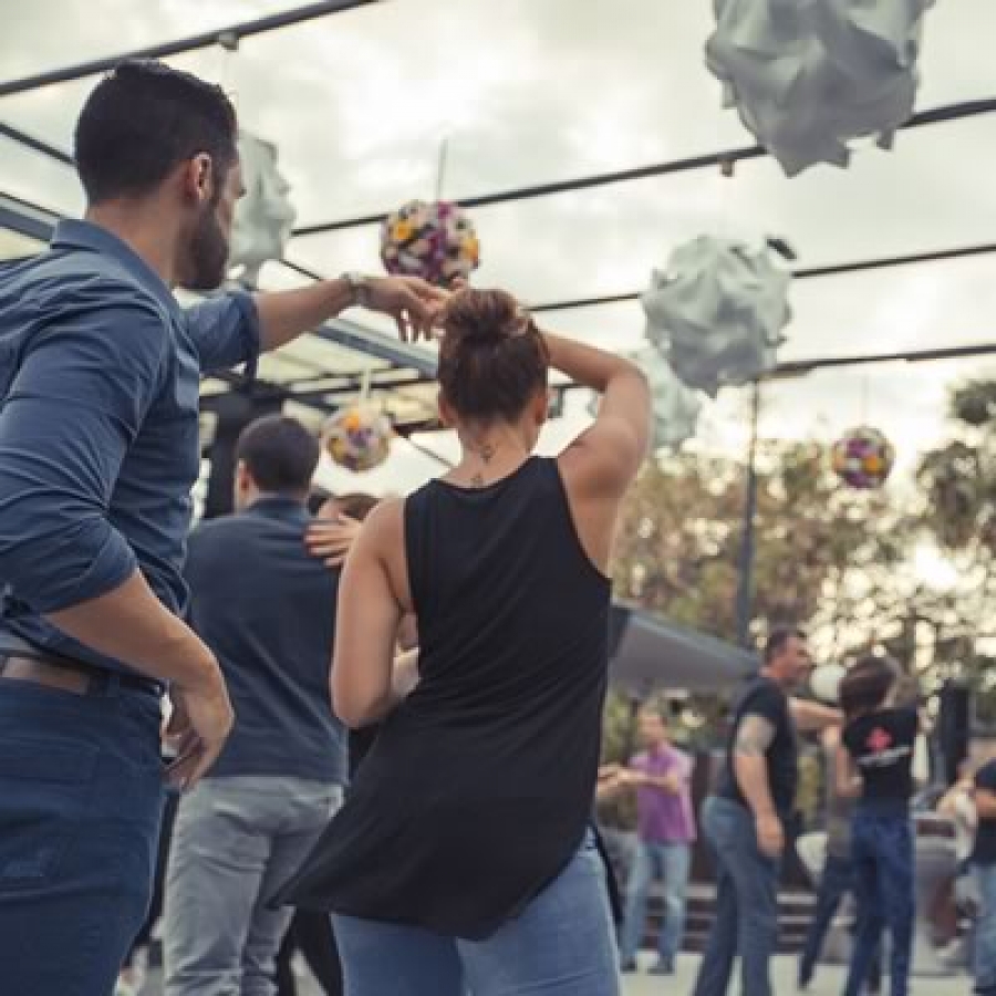 personas bailando salsa de la escuela de baile aqui se baila las palmas