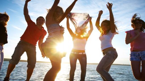 gente bailando en la playa en vacaciones