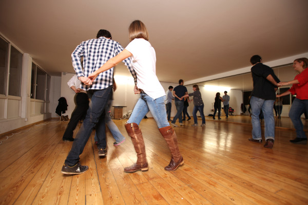 personas bailando salsa cubana en clases de baile