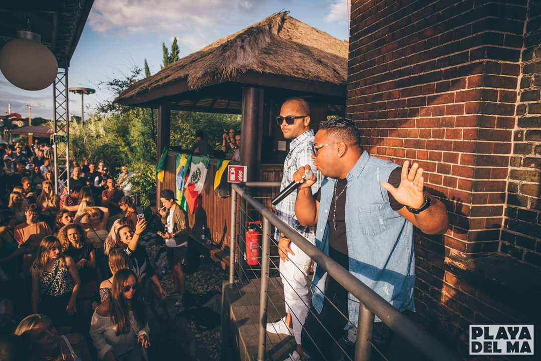 los jefes de cuba cantando en la calle