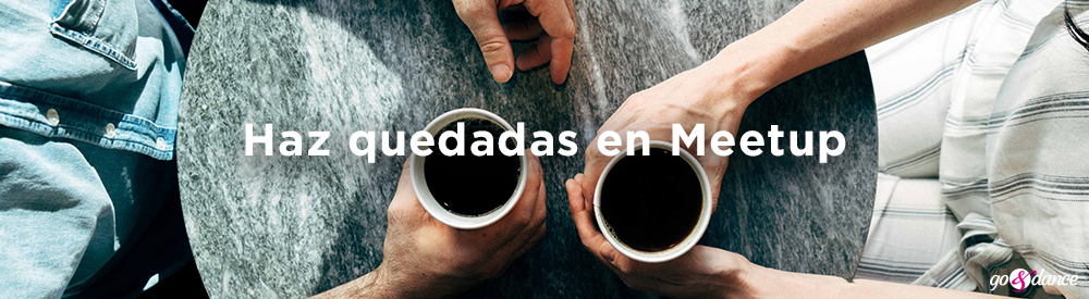 persona tomando café con otra