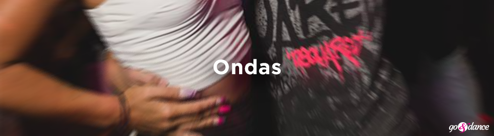 Pareja bailando bachata haciendo ondas