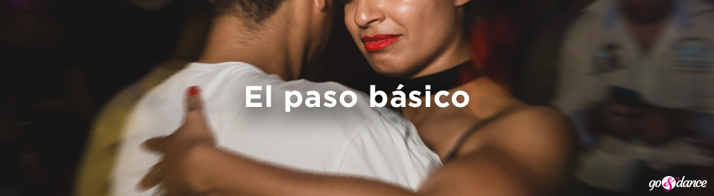 pareja bailando bachat con el paso básico