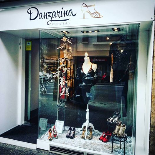 Foto del escaparate de la tienda danzarina de zapatos de baile en barcelona
