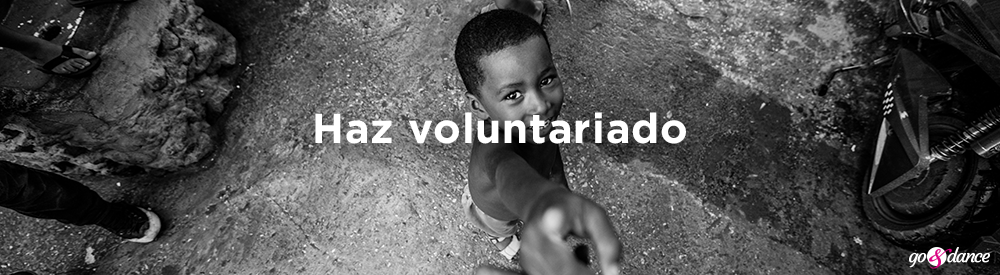 hacer voluntariado niño mirando